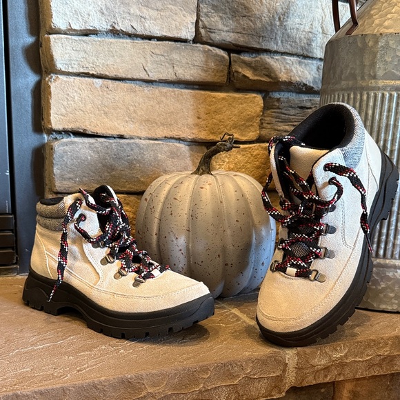 Bob’s from Skechers memory foam women’s lace-up hiking boots - Picture 1 of 11